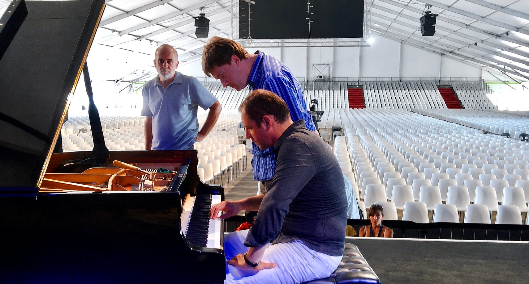 Réglage du piano à queue sous le chapiteau du festival