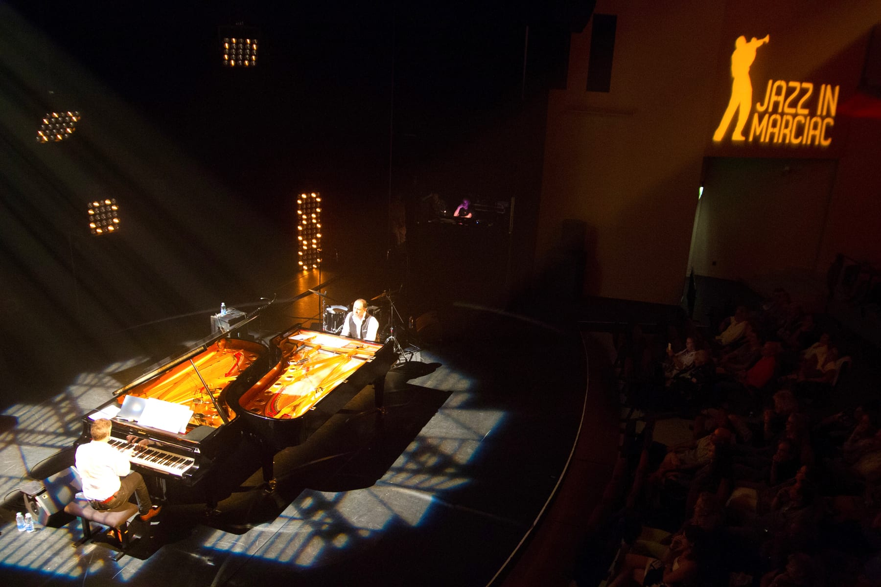 Récital au festival JAZZ IN MARCIAC, piano éclairé sur scène