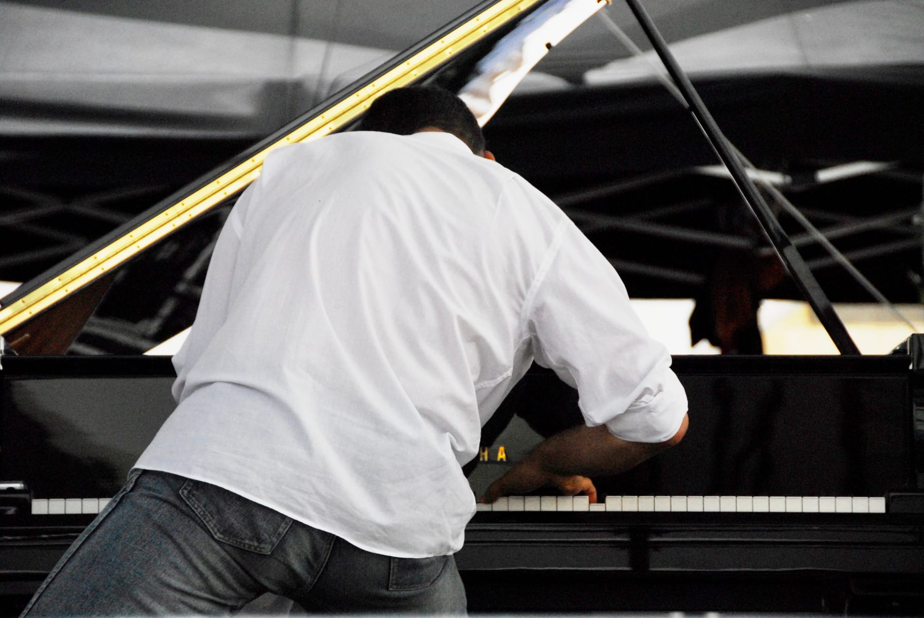 Pascal Neveu au piano à queue Yamaha, en plein élan