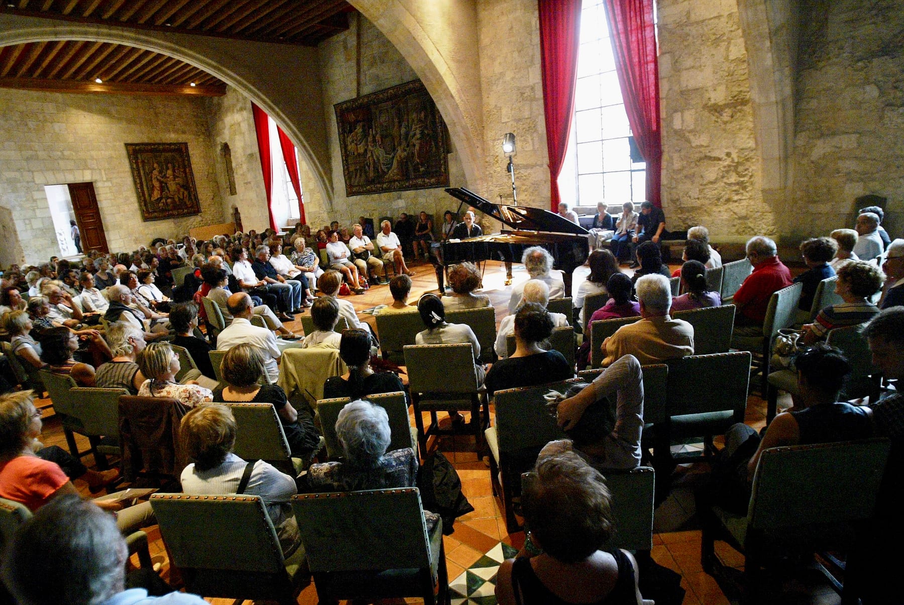 Récital de piano dans une salle voûtée comble